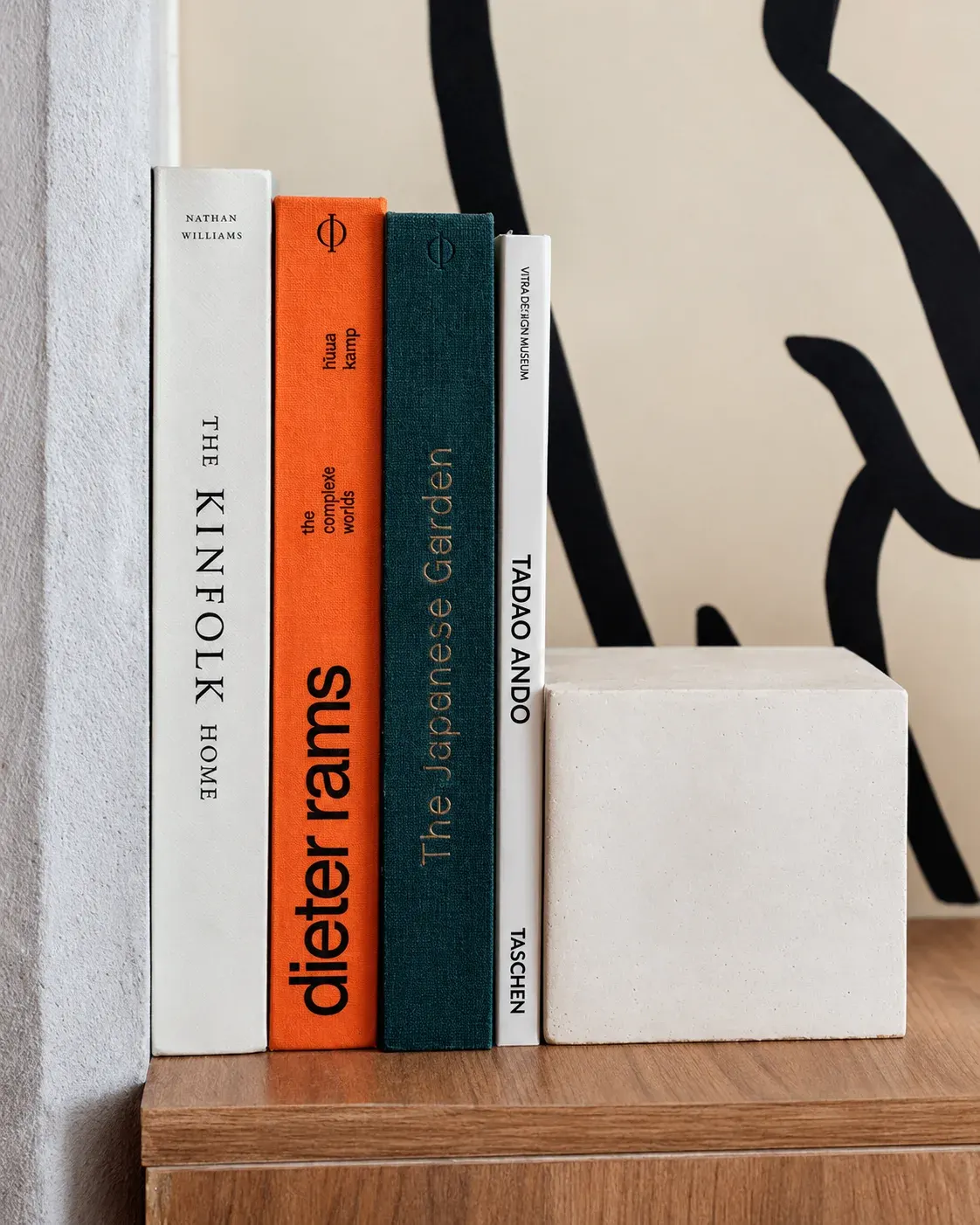 Libros de diseño apilados