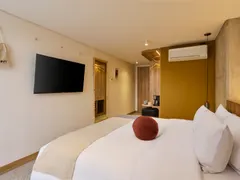 Suite King Movilidad Reducida con cama King amplia, televisor y aire acondicionado